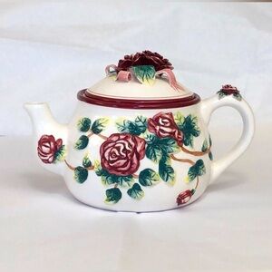 HARRY & DAVID TEAPOT OF ROSES